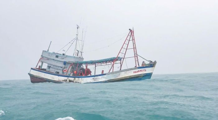  Thông tin về tàu cá số hiệu KG 94862-TS không trùng khớp với hồ sơ đăng ký. Ảnh: ĐỨC THÁI 