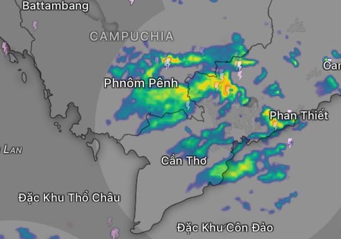  Ảnh radar thời tiết lúc 17 giờ ngày 28-7 với những ổ mây xuất hiện dày tại Nam bộ và cao nguyên Trung bộ. Nguồn: WINDY 
