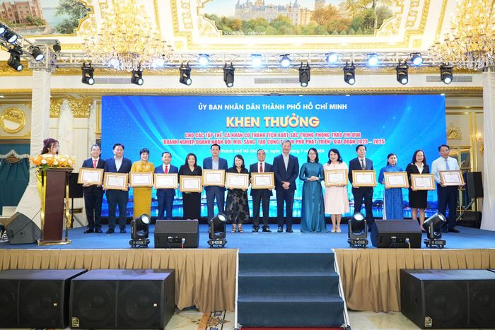 UBND TPHCM vinh danh 38 doanh nghiệp và 34 doanh nhân tiêu biểu, có nhiều đóng góp cho sự phát triển của thành phố 