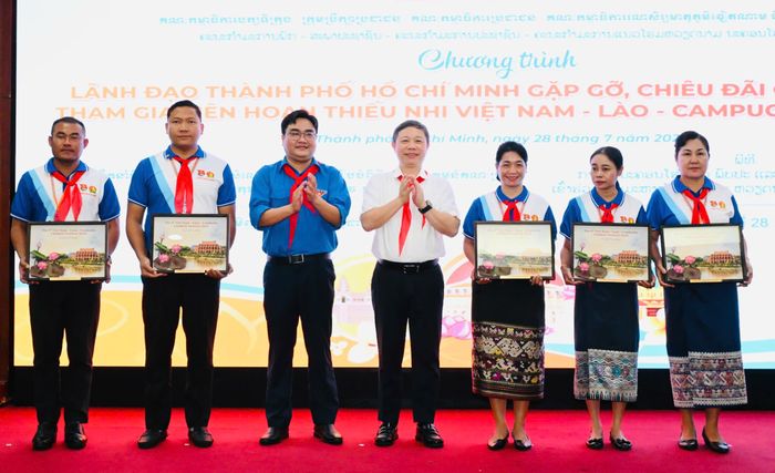  Đồng chí Dương Anh Đức và đồng chí Ngô Minh Hải tặng quà lưu niệm cho đại diện các đoàn đại biểu tham dự liên hoan. Ảnh: VIỆT DŨNG 