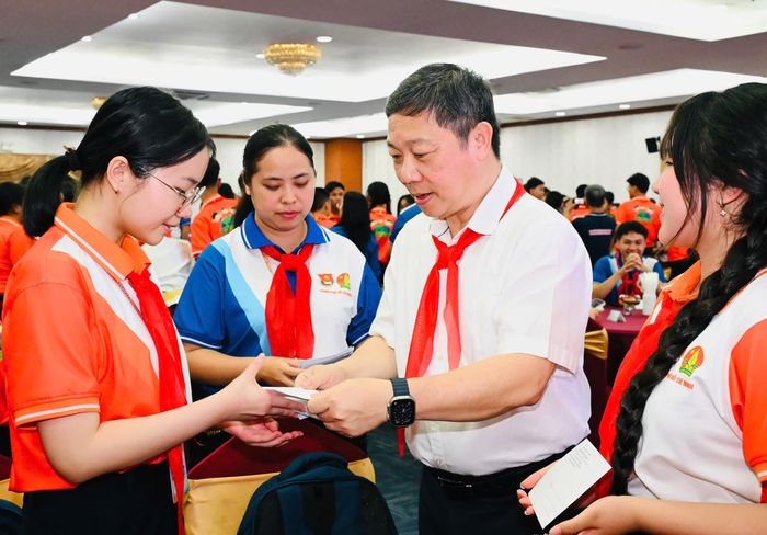  Trưởng Ban Tuyên giáo và Dân vận Thành ủy TPHCM Dương Anh Đức tặng quà cho các đại biểu thiếu nhi tham dự liên hoan. Ảnh: VIỆT DŨNG 