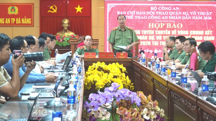  Quang cảnh họp báo 