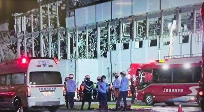  Xe cứu thương tại hiện trường vụ sập trung tâm thương mại. Ảnh: KYODO 