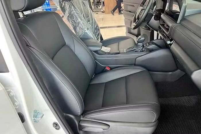 Điểm nhấn lớn nhất của Land Cruiser FJ nằm ở hệ thống an toàn khi được trang bị gói Toyota Safety Sense, bao gồm các tính năng như cảnh báo va chạm phía trước, hỗ trợ giữ làn, cảnh báo điểm mù, cảnh báo phương tiện cắt ngang phía sau và kiểm soát hành trình thích ứng toàn dải tốc độ.