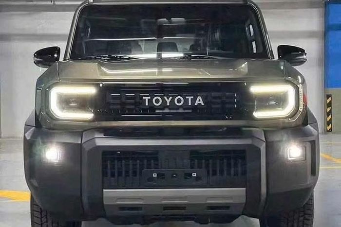 Land Cruiser FJ được phát triển dưới mã dự án “500D”, sử dụng nền tảng IMV0 với cấu trúc body-on-frame tương tự Hilux Champ. Tuy nhiên, điểm khác biệt đáng chú ý nằm ở cấu hình trục cơ sở ngắn SSWB (Super Short Wheelbase), giúp chiếc SUV này linh hoạt hơn trong điều kiện đô thị mà vẫn duy trì khả năng off-road đặc trưng.
