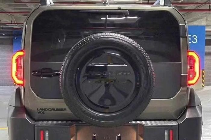 So với Fortuner, thân xe và khoang động cơ được thiết kế ngắn hơn, mang lại cảm giác gọn gàng và dễ xoay trở. Cung cấp sức mạnh cho xe là động cơ xăng 2.7L mã 2TR-FE, cho công suất 166 mã lực và mô-men xoắn 245 Nm, đi kèm hộp số tự động 6 cấp và hệ dẫn động 4 bánh bán thời gian. Xe được trang bị khóa vi sai cầu sau, hỗ trợ tốt khi vận hành trên địa hình khó.