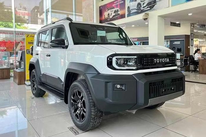 Xe sử dụng mâm 18 inch đi cùng lốp 265/60R18, đi kèm lốp dự phòng full-size. Các trang bị như đèn LED, đèn sương mù LED, bậc lên xuống hay cốp sau mở ngang đều phục vụ tối đa cho nhu cầu sử dụng thực tế. Tại thị trường Việt Nam, Mức giá Land Cruiser FJ nếu đúng như công bố sẽ ngang ngửa một số SUV cỡ D như Toyota Fortuner hay Ford Everest...