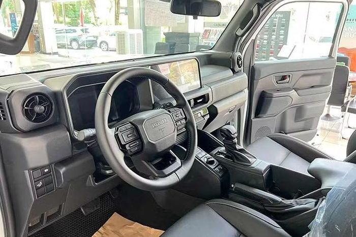 Bên trong cabin, Land Cruiser FJ hướng đến sự đơn giản và bền bỉ với tông màu đen chủ đạo. Nội thất được trang bị các tiện ích cơ bản như vô-lăng bọc da chỉnh 4 hướng, ghế lái chỉnh điện, điều hòa tự động hai vùng và hệ thống lọc bụi PM2.5.