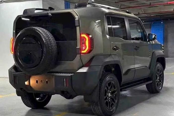 Toyota Land Cruiser FJ 2026 tại Việt Nam được trang bị động cơ xăng 2.7L, đi kèm hộp số tự động 6 cấp và hệ dẫn động 4x4 linh hoạt mọi địa hình. Tại thị trường Thái Lan, Toyota Land Cruiser FJ 2026 có giá khởi điểm 1.269.000 Baht (tương đương 1 tỷ đồng).