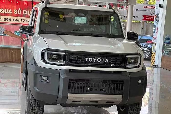 Về kích thước, Land Cruiser FJ dài 4.610 mm, rộng 1.855 mm và cao 1.890 mm, trục cơ sở đạt 2.580 mm. Khoảng sáng gầm lên tới 245 mm cùng khả năng lội nước 700 mm cho thấy rõ định hướng địa hình của mẫu xe này. Trong khi đó, bán kính quay vòng chỉ 5,5 m giúp việc di chuyển trong phố trở nên thuận tiện hơn đáng kể.