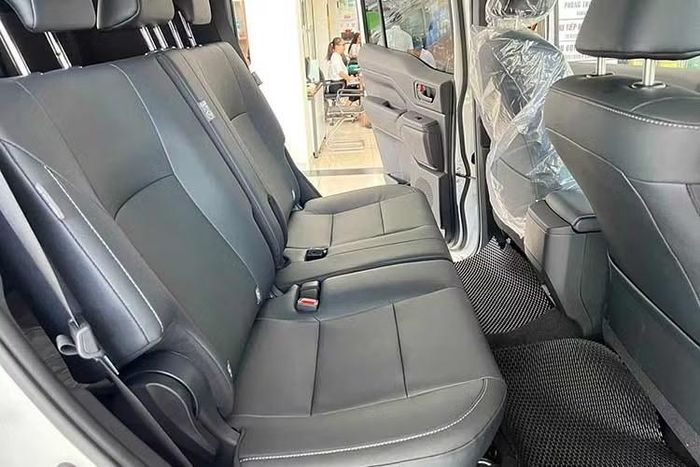 Bên cạnh đó, mẫu xe SUV này còn được trang bị camera 360 độ với tính năng giả lập “nhìn xuyên gầm”, hỗ trợ đáng kể khi off-road. Các hệ thống hỗ trợ địa hình như kiểm soát đổ đèo, hỗ trợ khởi hành ngang dốc hay kiểm soát lực kéo cũng được tích hợp đầy đủ.