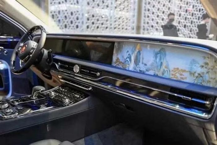 Ngay cả theo tiêu chuẩn của Rolls-Royce, các chi tiết trên Hongqi Golden Sunflower Guoli cũng được hoàn thiện hết sức cầu kỳ. Trong khi Rolls-Royce nổi tiếng với trần xe bầu trời sao, Hongqi cho biết một nghệ nhân của hãng phải dành hơn 1.200 giờ để hoàn thiện các họa tiết thêu trên phiên bản đặc biệt này.