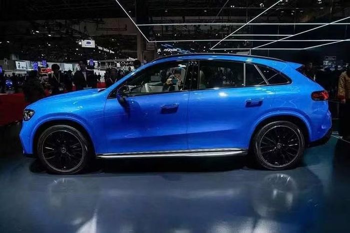Hiện một số đại lý Mercedes-Benz tại Việt Nam đã bắt đầu nhận cọc cho GLC thế hệ mới dù xe dự kiến phải chờ đến năm sau mới ra mắt. Theo thông tin từ đại lý, phiên bản mở bán của dòng SUV hạng sang này ở Việt Nam là Mercedes-Benz GLC 400 4Matic, dự kiến có giá khoảng 3,399 tỷ đồng.