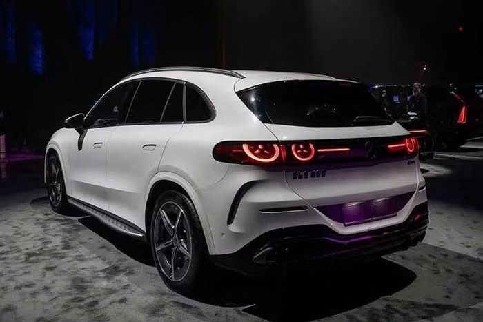 Những điểm nhấn còn lại của Mercedes-Benz GLC thế hệ mới gồm hệ thống treo khí nén Airmatic như trên S-Class, đi kèm hệ thống đánh lái bánh sau và kiểm soát treo thông minh, mang lại sự êm ái vượt trội. Hệ thống này còn kết nối với hạ tầng giao thông để dự đoán và phản ứng với mặt đường gồ ghề.