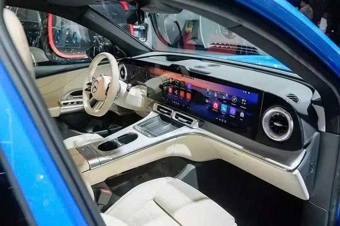 Bên trong của mẫu xe SUV Mercedes-Benz GLC thế hệ mới là không gian nội thất sang trọng và công nghệ cao. Tại đây, xe sở hữu màn hình MBUX Hyperscreen liền mạch với kích thước 39,1 inch (99,3 cm), kéo dài hết bề ngang mặt táp-lô.