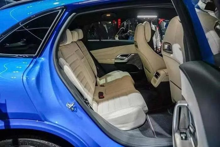 Nhờ chiều dài cơ sở tăng 80 mm lên 2.972 mm, mẫu SUV hạng sang này mang đến khoảng duỗi chân và khoảng không phía trên đầu hành khách rộng rãi hơn ở cả hai hàng ghế. Trong khi đó, khoang hành lý có dung tích tiêu chuẩn 570 lít, đi kèm cốp trước 128 lít.