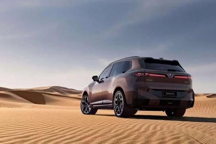 Về vận hành, BMW chưa công bố đầy đủ thông số kỹ thuật nhưng nhiều khả năng X5 L sẽ có phiên bản 40L sử dụng động cơ I6 3.0L tăng áp B58 kết hợp hệ thống mild-hybrid 48V, sản sinh khoảng 400 mã lực và 540 Nm mô-men xoắn, đi kèm hộp số tự động ZF 8 cấp.