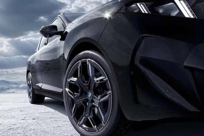 Ngoài tay nắm cửa, BMW X5 L và iX5 L 2026 còn được bổ sung họa tiết nhận diện mới gần cột C cùng thiết kế mâm xe khác biệt. Trang bị tiêu chuẩn của xe gồm có dải đèn LED định vị ban ngày với đồ họa dạng chéo thay vì hình chữ X như phiên bản toàn cầu. Tuy nhiên, kiểu đèn này chỉ được cung cấp dưới dạng trang bị tùy chọn.