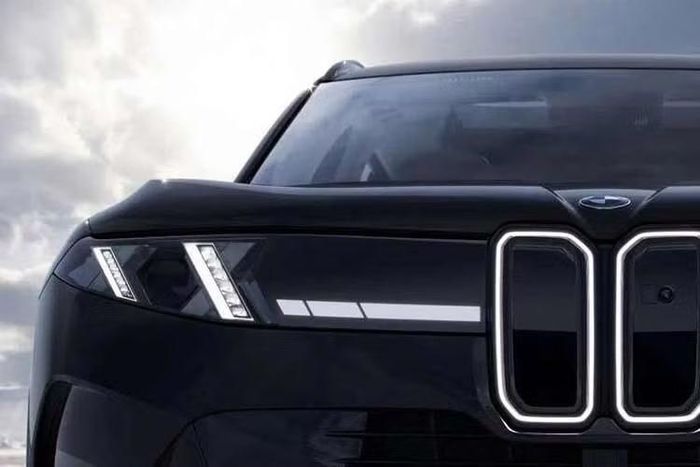 Khi BMW giới thiệu các phiên bản trục cơ sở dài của i3 và iX3 tại thị trường Trung Quốc vào hồi đầu năm nay, hãng đã loại bỏ tay nắm cửa ẩn dạng bật ra vốn được sử dụng trên các phiên bản toàn cầu, nhằm đáp ứng các quy định tại thị trường tỷ dân này. Tuy nhiên, BMW X5 L và iX5 L 2026 không cần thay đổi như vậy, vẫn giữ thiết kế tay nắm tích hợp trên cột xe, tương tự cách bố trí của Ford Mustang Mach-E.