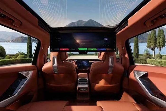 Khoang nội thất là nơi thể hiện rõ nhất những thay đổi của X5 L. Xe được trang bị hệ thống Panoramic iDrive thế hệ mới với màn hình giải trí trung tâm nổi kích thước 17,9 inch, màn hình hiển thị toàn chiều rộng bảng táp-lô Panoramic Vision và tùy chọn màn hình 14,6 inch dành cho hành khách phía trước.