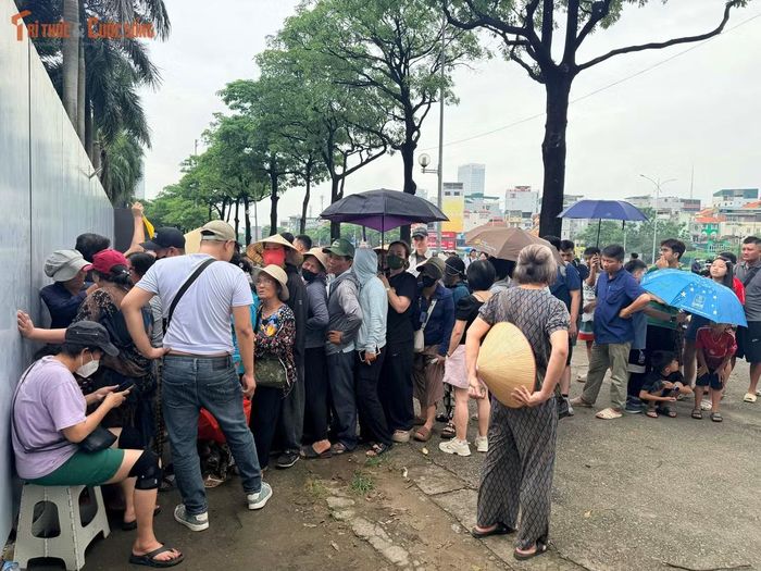 Lượng người tập trung ngày càng đông khiến khu vực trước cổng điểm bán hình thành hàng dài. Nhiều cổ động viên lựa chọn đến sớm với hy vọng mua được vị trí ngồi như mong muốn.