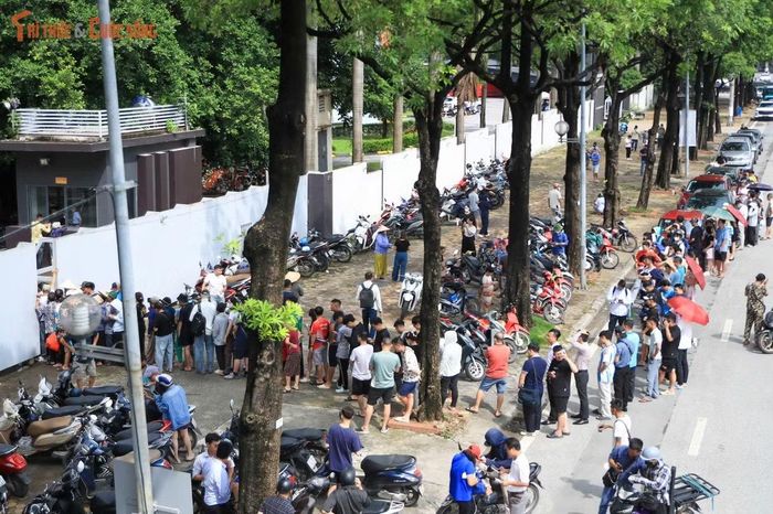 Theo VFF, toàn bộ vé hạng cao nhất trị giá 500.000 đồng của trận tuyển Việt Nam gặp Singapore đã được bán hết ngay trong giai đoạn mở bán trực tuyến.