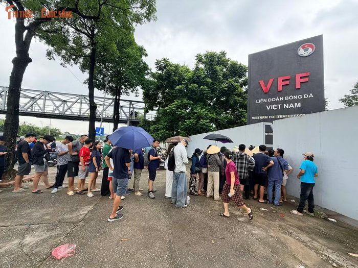 Mặc dù 14h30 quầy vé mới bắt đầu hoạt động, ngay từ đầu giờ chiều, đông đảo người hâm mộ đã có mặt trước khu vực bán vé để chờ đến lượt.