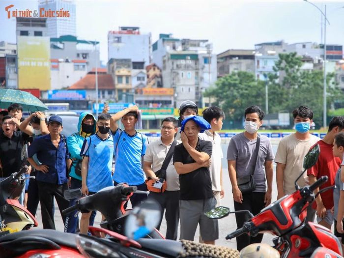 Tuyển Việt Nam sẽ lần lượt gặp Singapore, Timor-Leste, Indonesia và Campuchia tại vòng bảng ASEAN Cup 2026. Với lượng người đến mua vé đông ngay trong ngày đầu mở bán trực tiếp, trận đấu trên sân Mỹ Đình được kỳ vọng sẽ có bầu không khí sôi động với sự cổ vũ của đông đảo khán giả.