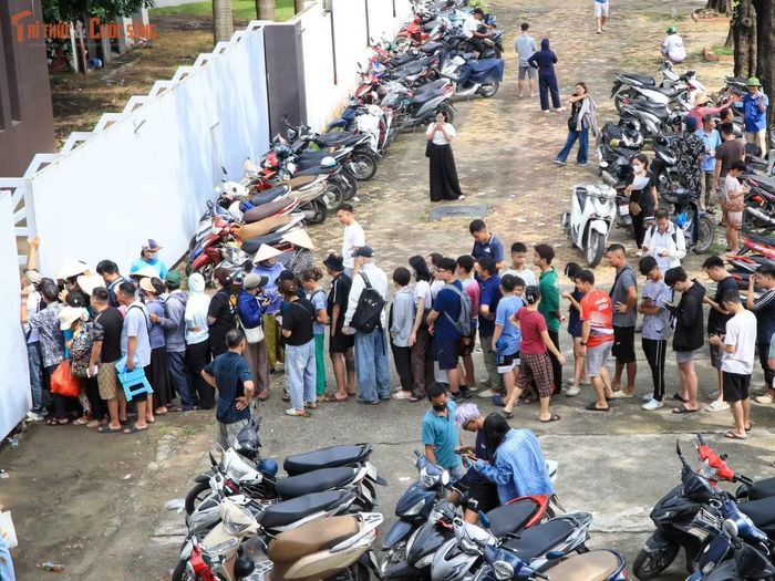 Theo kế hoạch, hoạt động bán vé trực tiếp sẽ kéo dài đến 16h30 ngày 30/7 hoặc kết thúc sớm nếu toàn bộ vé được bán hết.