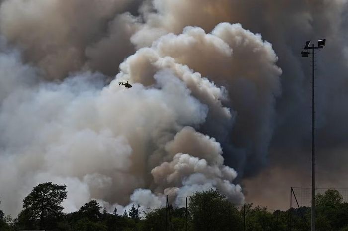 Một đám mây pyrocumulonimbus khổng lồ, được tạo ra bởi một vụ cháy rừng lớn, được nhìn thấy trong khu vực rừng Fontainebleau, cách Paris khoảng 60 km về phía nam, ngày 13/7/2026. Ảnh: AP/Emma Da Silva.