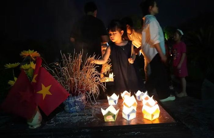 Chương trình thắp nến tri ân còn bồi đắp tinh thần yêu nước cho thế hệ trẻ.