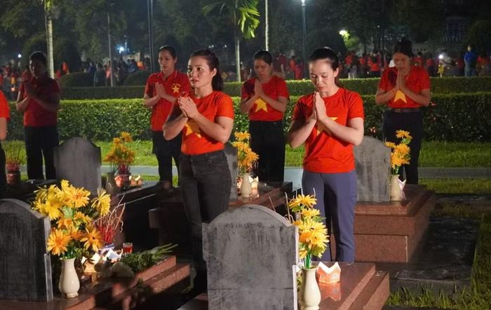 Dâng hương bày tỏ lòng thành kính với các Anh hùng liệt sĩ.