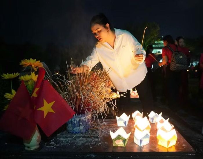 Những ngọn nến tri ân được thế hệ trẻ Điện Biên thắp lên để tưởng niệm các anh hùng liệt sĩ.