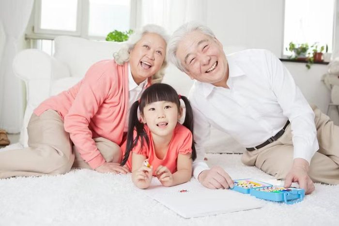 Nếu được chuẩn bị chu đáo, mùa Hè ở cùng ông bà có thể trở thành cơ hội hiếm hoi để các thế hệ hiểu nhau hơn. Ảnh minh họa.