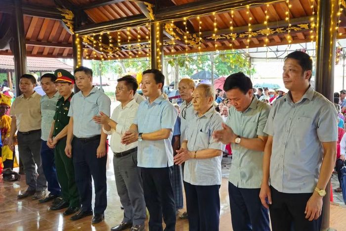 Lãnh đạo chính quyền địa phương làm lễ dâng hương.
