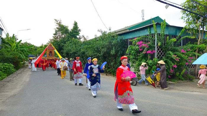 Các dòng họ rước linh vị từ từ đường nhà thờ tiến lễ vào Đền Hương Nao.