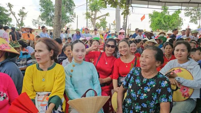 Đông đảo người dân và du khách thập phương về dự hội làng.