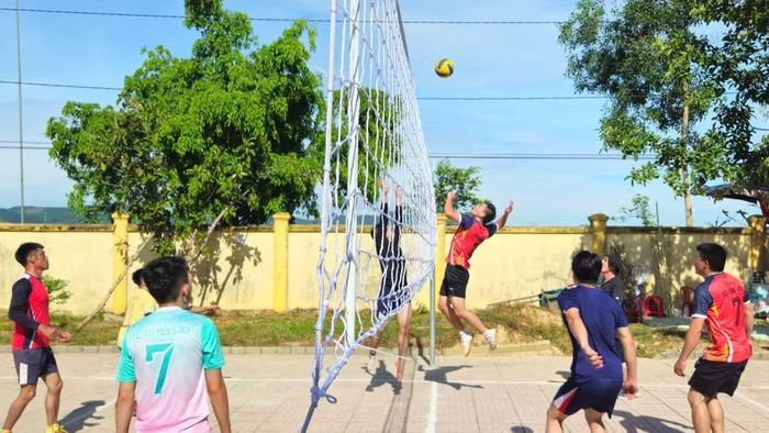 Các dòng họ thi đấu thể thao và các trò chơi dân gian truyền thống.