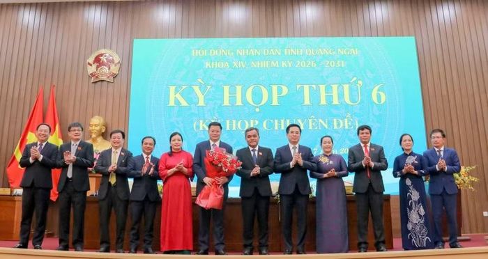 Các đại biểu lãnh đạo Tỉnh ủy, HĐND, UBND tỉnh Quảng Ngãi tặng hoa chúc mừng ông Nguyễn Đức Tâm. Ảnh: Cổng TTĐT tỉnh Quảng Ngãi