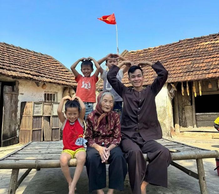 Ông bà trở thành người trực tiếp chăm sóc cháu trong suốt kỳ nghỉ hè khi nhiều phụ huynh phải tiếp tục công việc tại các đô thị.