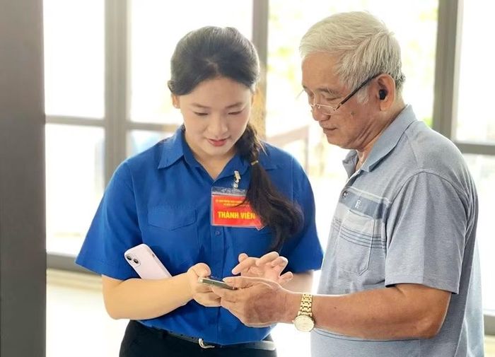 Tại hội trường phía trong, người dân được hướng dẫn quy trình bầu Tổ trưởng tổ dân phố qua Smartphone.