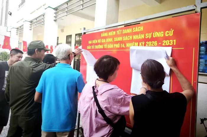 Người dân phường Thuận Hóa, TP Huế xem bảng niêm yết danh sách bầu Tổ trưởng tổ dân phố.