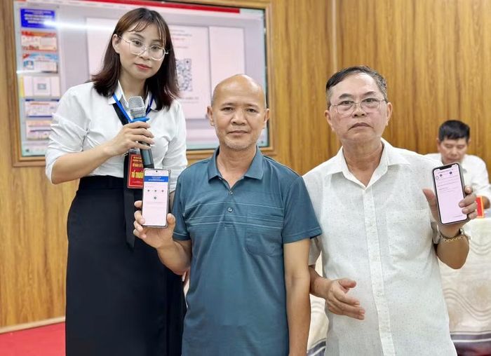 Những cử tri bầu cử thành công Tổ trưởng tổ dân phố qua Smartphone.