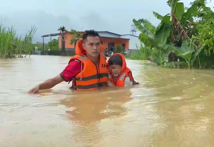 Đưa cháu bé ra khỏi khu vực ngập sâu.
