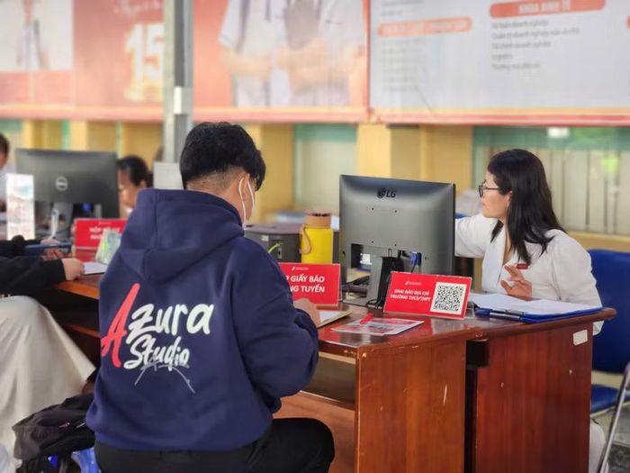 Thí sinh đến đăng ký nhập học tại Trường Cao đẳng Lý Tự Trọng. Ảnh: NTCC.