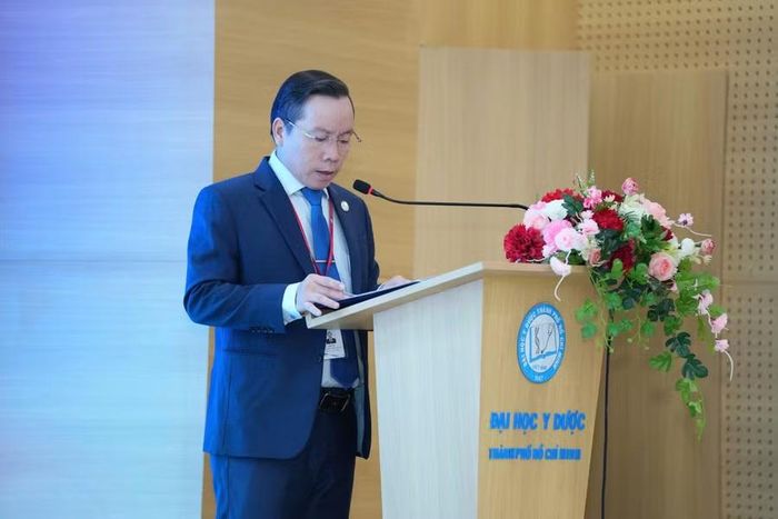 PGS.TS.BS Nguyễn Văn Chinh - Phó Hiệu trưởng Trường Đại học Y Dược TPHCM, phát biểu tại buổi lễ.