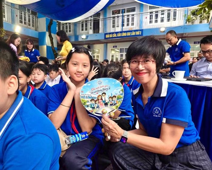 Cô Vân Hồng và học sinh Trường THCS Chương Dương, phường Hồng Hà, Hà Nội. Ảnh: Đình Tuệ.