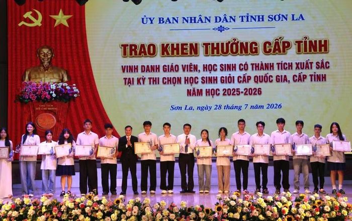 Lãnh đạo tỉnh cùng Sở GD&amp;ĐT Sơn La trao Kỷ niệm chương và Bằng khen cho học sinh có thành tích xuất sắc.