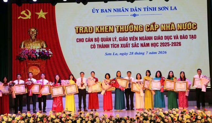 Lãnh đạo Sở GD&amp;ĐT Sơn La chuyển trao Bằng khen cho các giáo viên.