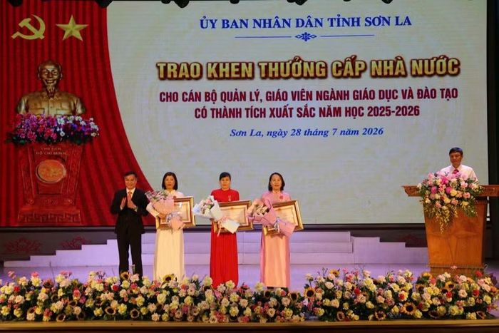 Ông Đặng Quang Hưng, Phó Bí thư Đảng ủy UBND tỉnh Sơn La chuyển trao Huân chương lao động hạng ba của Chủ tịch nước cho 3 giáo viên có thành tích xuất sắc.